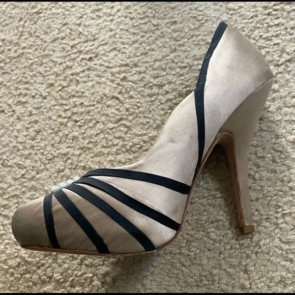 *Gorgeous* Badgley Mischka pumps - Picture 4 of 5